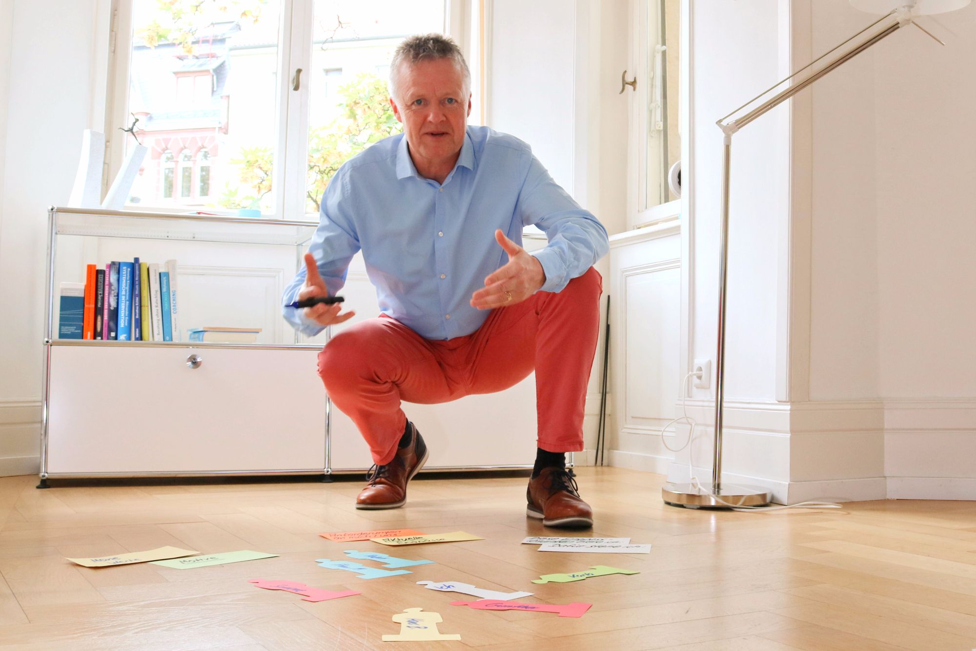 Dietmar Jakobi erklärt etwas